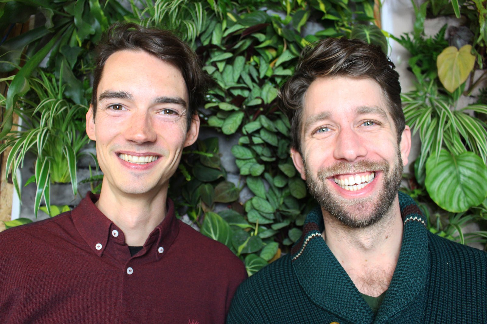 Quinten en Siebren, de oprichters van Billiwild, lachend voor een plantenwand