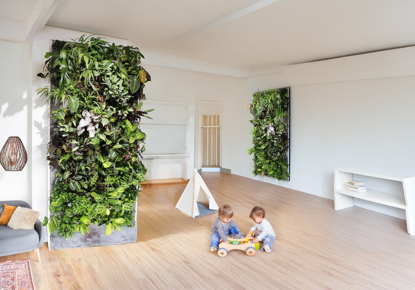 Kinderen spelen naast een verticale tuin in de woonkamer